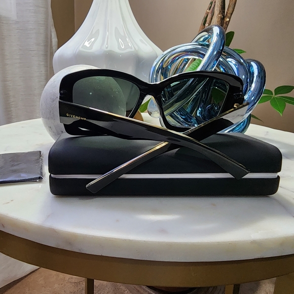 GIVENCHY Black GV 7186/S Sunglasses(excellent condition , no scratch ) - Picture 9 of 10